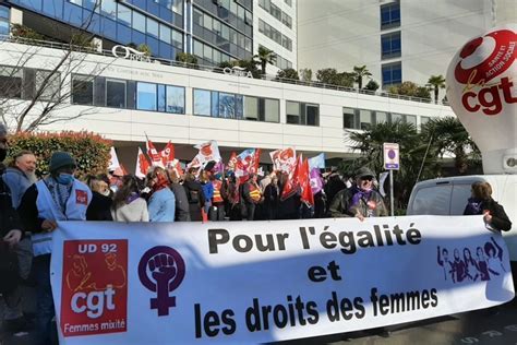 Manifestation devant le siège d'Orpéa à la Défense pour  .